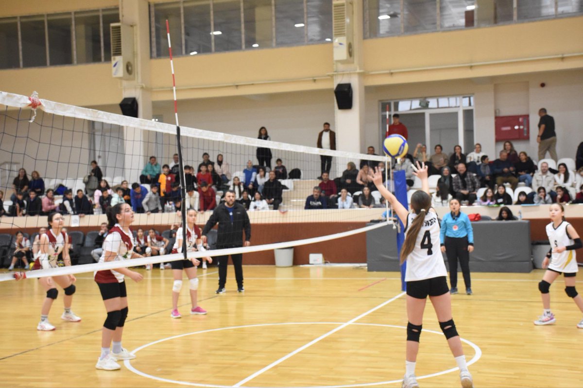 Afyonkarahisar'da Küçük Kızlar Voleybol Şampiyonu Belli Oldu