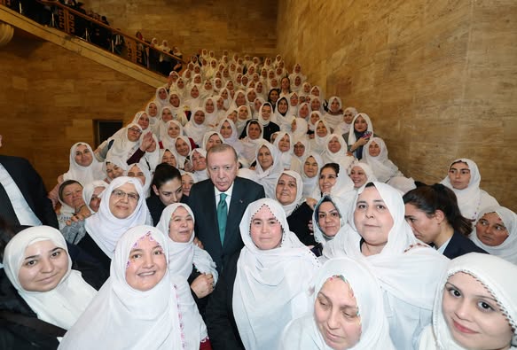 Mihalgazi Belediye Başkanı ve Kadınlar, Cumhurbaşkanı Erdoğan ile Bir Araya Geldi
