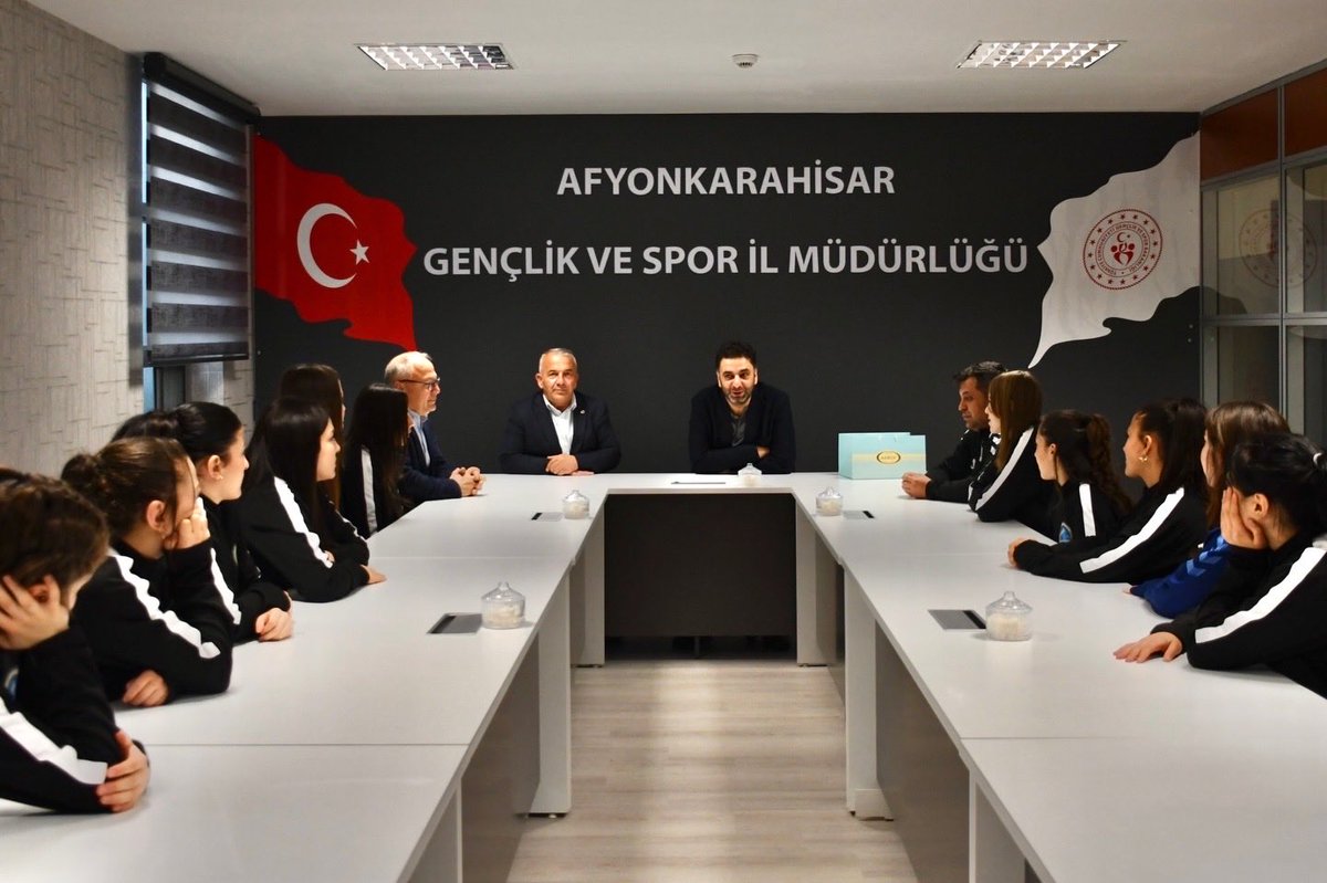 Taşoluk Belediyespor'un Milli Güreşçileri Afyonkarahisar'da İl Müdürünü Ziyaret Etti
