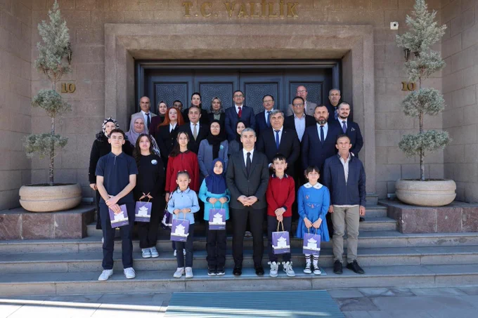 Afyonkarahisar'da Gençlik Ruhunu Konu Alan Yarışma Birincileri Valiyi Ziyaret Etti