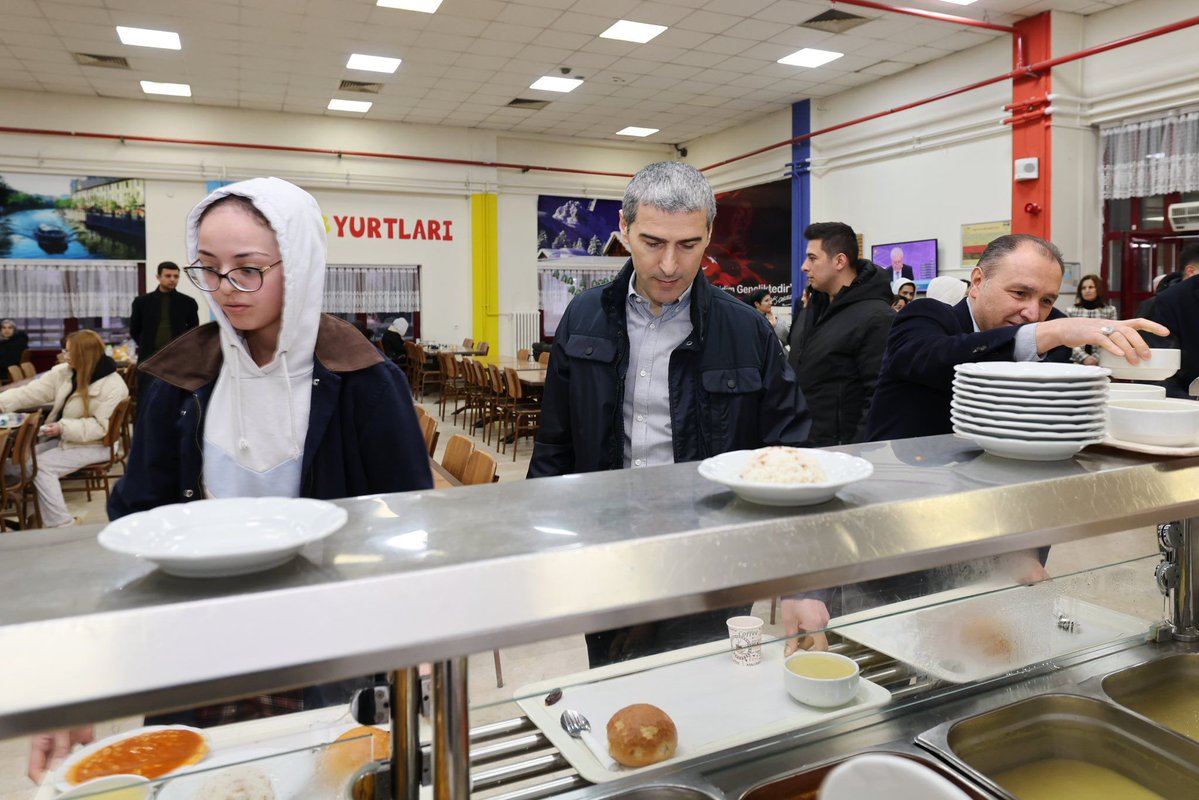 Afyon Kocatepe Üniversitesi Rektörü ve Afyonkarahisar Valisi Öğrencilerle İftarda Buluştu