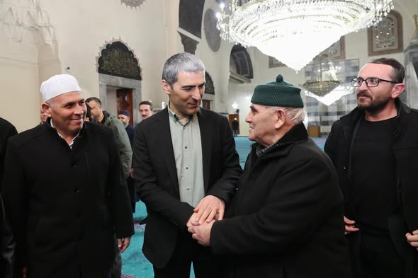 Afyonkarahisar Valisi Aktaş, Bayram Namazı'nda Vatandaşlarla Buluştu ve Bayramlaştı