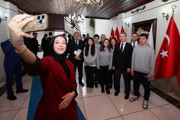 Afyonkarahisar'ın Gururu Gençler Vali Aktaş Tarafından Tebrik Edildi