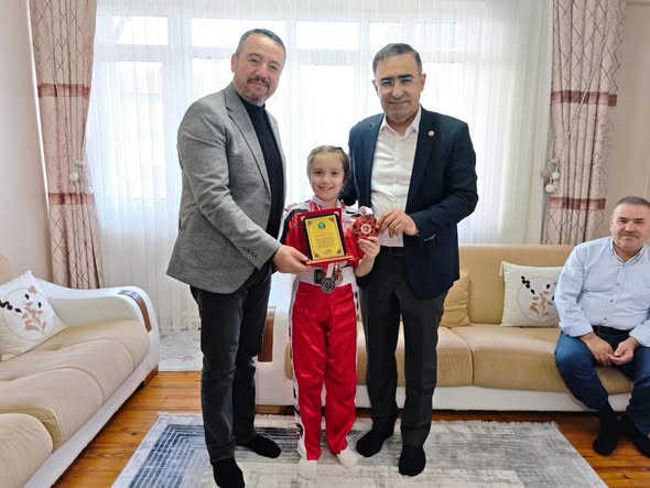 Ebrar Sülbiye Kaygısız'ın Türkiye 3'lüğü Sandıklı'da Kutlandı