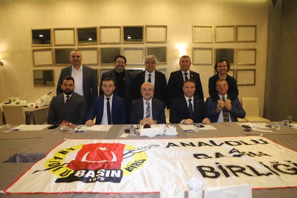 Afyonkarahisar'da Avukatlar Günü Sürprizi: İl Başkanına Pasta Kesimi