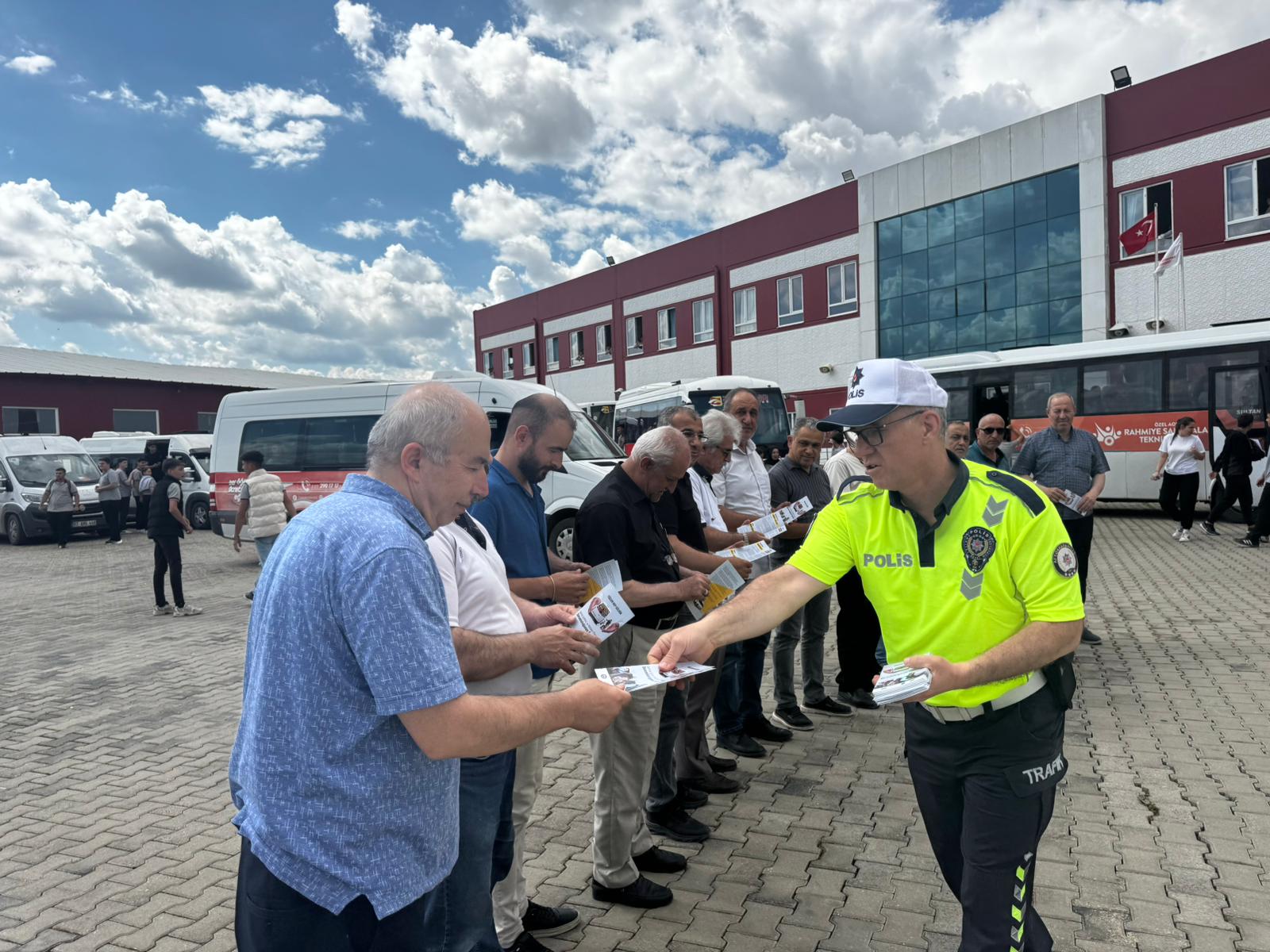 Okul Servis Şoförlerine Emniyetten Güvenli Sürüş Eğitimi!