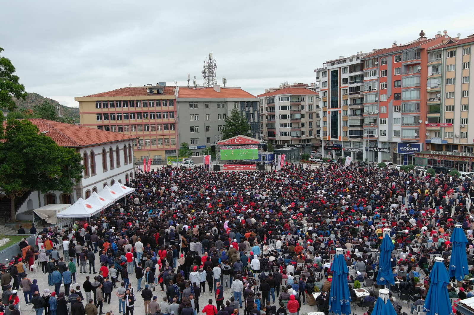 Afyonkarahisar’da Gençler ve Vatandaşlar Milli Maç İçin Bir Araya Geldi