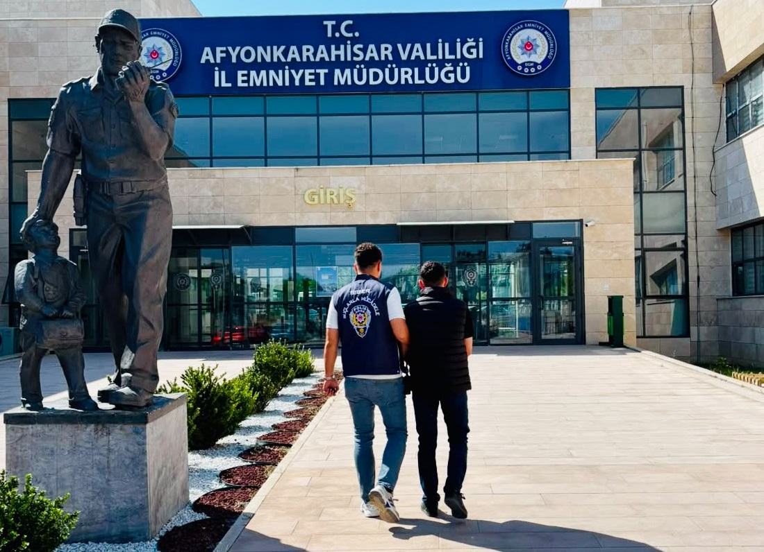 SİBER DOLANDIRICI KAÇAMADI! 3 YIL 4 AY HAPİS CEZALI HÜKÜMLÜ YAKALANDI