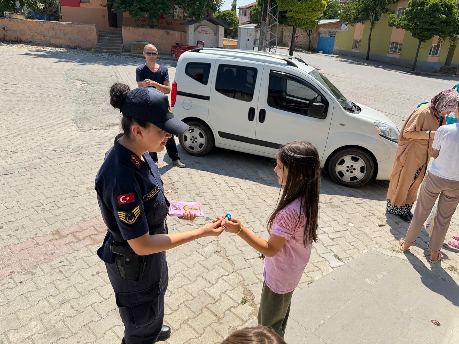 JANDARMADAN KADINA ŞİDDETE KARŞI GÜÇLÜ MESAJ! İHSANİYE'DE 267 VATANDAŞ BİLGİLENDİRİLDİ