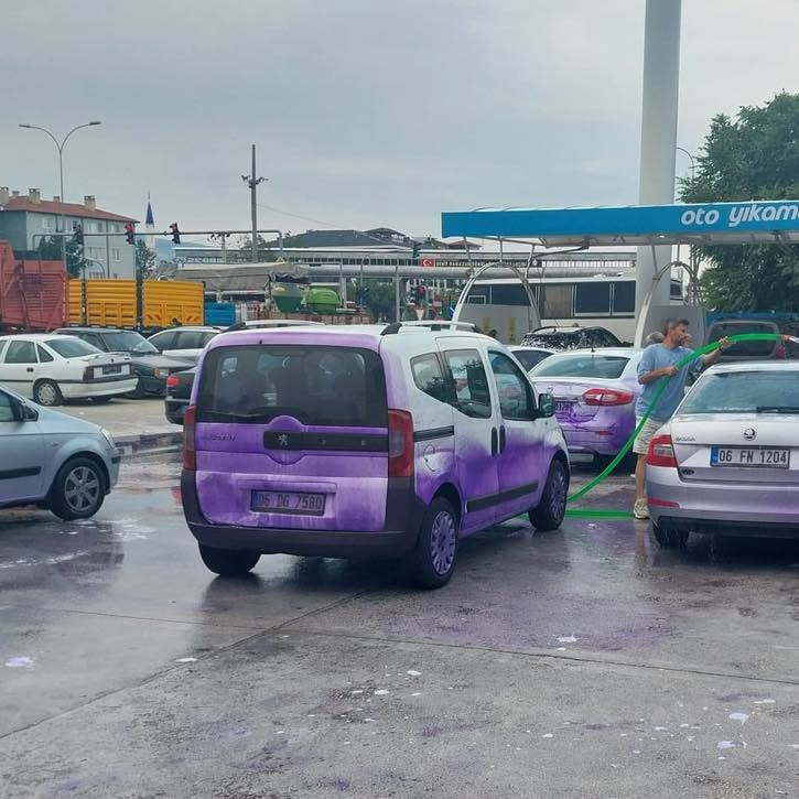 Dinar’da Şaşkına Çeviren Olay! Yoldan Geçen Araçlar Pembeye Boyandı