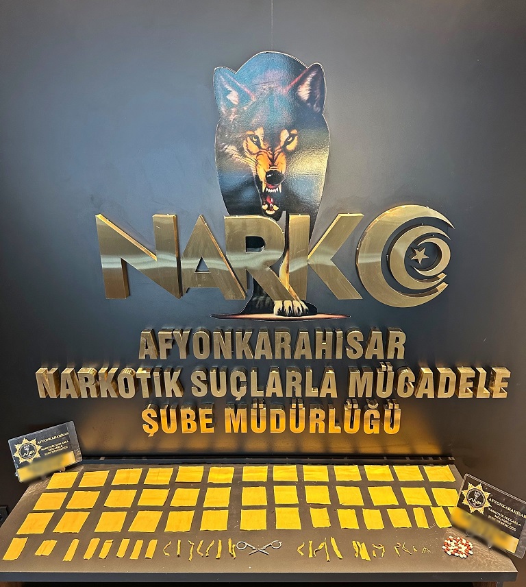 AFYON POLİSİNDEN SOKAK SATICILARINA DARBE: 76 UYUŞTURUCU EMDİRİLMİŞ PEÇETE ELE GEÇİRİLDİ!