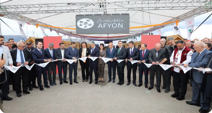 GASTRO AFYON İLK GÜNDEN DAMGASINI VURDU: DÜNYA REKORU, LEZZET VE KONSERLERLE MUHTEŞEM BAŞLANGIÇ!